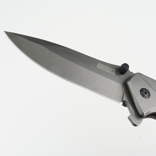 hoogwaardig grijs mes lemmet met Adroit Goods logo en metalen handgreep detail