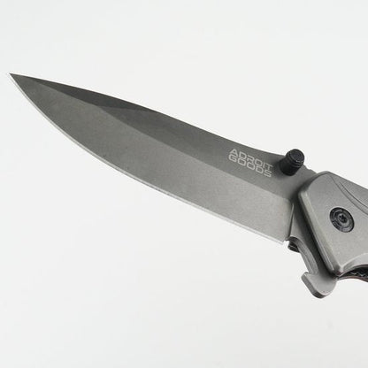 hoogwaardig grijs mes lemmet met Adroit Goods logo en metalen handgreep detail