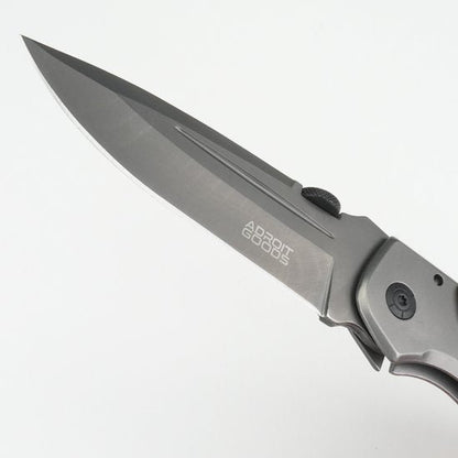 scherp mes met matte metalen afwerking en AdroitGoods tekst op lemmet