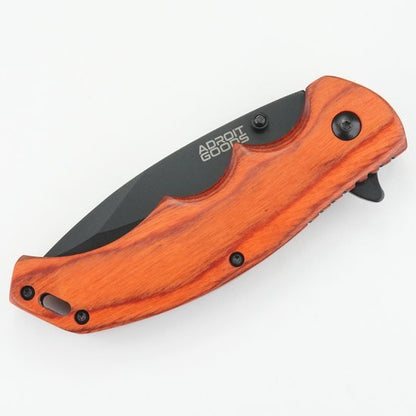 Opgevouwen zakmes met zwart lemmet en oranje houten handvat met merknaam Adroit Goods