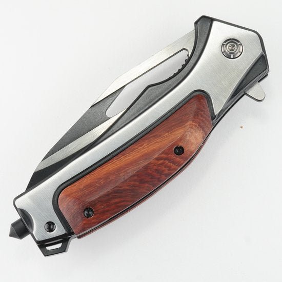 gevouwen zakmes met houten handgreep en metalen onderdelen tegen witte achtergrond