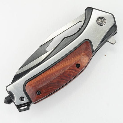 gevouwen zakmes met houten handgreep en metalen onderdelen tegen witte achtergrond