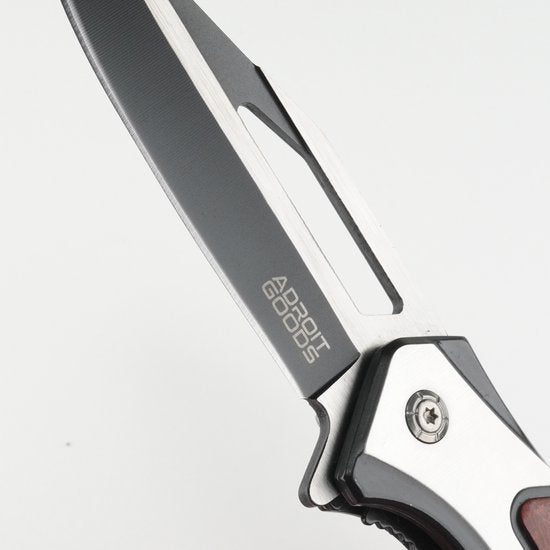 Gesloten scherp zakmes met metalen lemmet en houten handvat van AdroitGoods