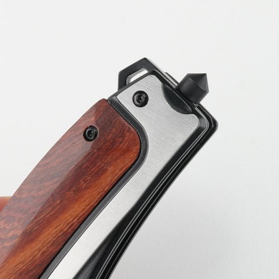 Handvat van mes met hout en roestvrijstalen accenten close-up en veiligheidspunt