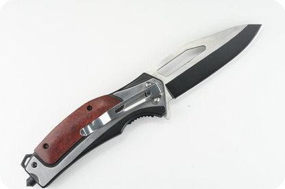 Gesloten zakmes met houten handvat en stalen clip op witte achtergrond