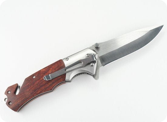 Opgevouwen zakmes met roestvrijstalen lemmet en handvat van donker hout en metaal