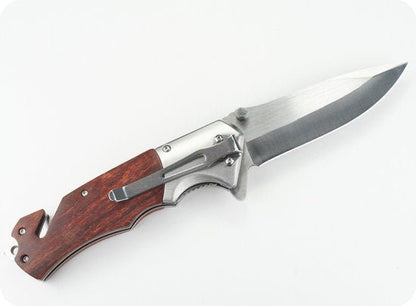 Opgevouwen zakmes met roestvrijstalen lemmet en handvat van donker hout en metaal