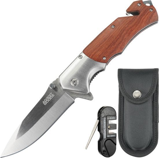 Opvouwbaar mes met houten handgreep, mes slijper en zwarte draaghoes naast elkaar geplaatst.