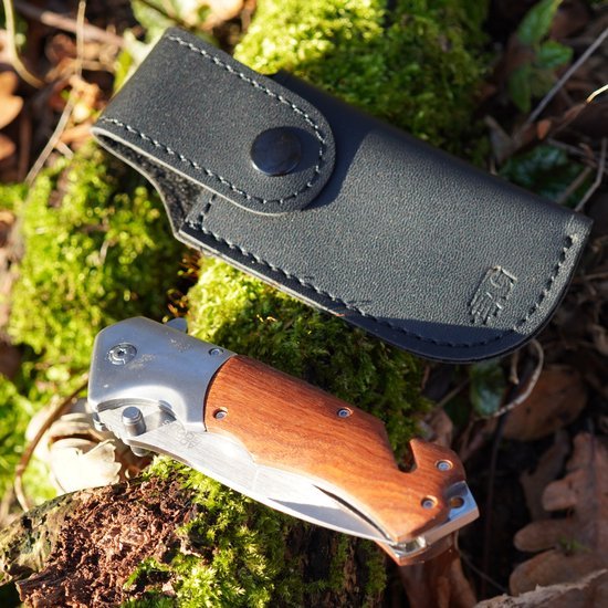 Opvouwbaar zakmes met houten handvat en leren beschermhoes op mosbedekte ondergrond