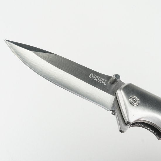 Gesloten zakmes met scherp stalen lemmet en metalen handgreep tegen witte achtergrond