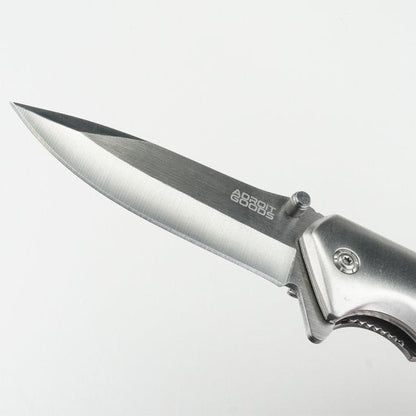 Gesloten zakmes met scherp stalen lemmet en metalen handgreep tegen witte achtergrond