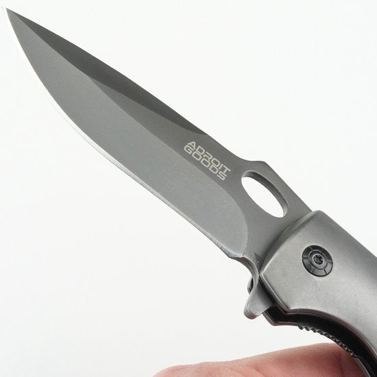 close-up van stalen vouwmes met matgrijze afwerking en tekst op lemmet