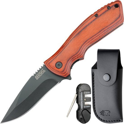 zwarte mes met houten handvat, sleutelhanger slijper en zwarte leren schede naast elkaar geplaatst