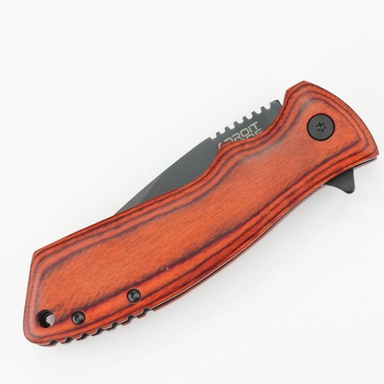 Opgevouwen zakmes met houten handgreep en zwart mesblad gedeeltelijk zichtbaar