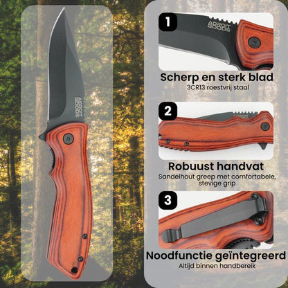 Opvouwbaar mes met roestvrij stalen blad en stevig handvat van sandelhout in bosrijke omgeving.