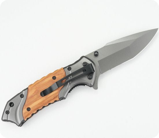 Opensgeklapt zakmes met metalen lemmet en handvat van hout en metaal in neutrale achtergrond