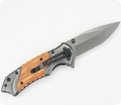 Opensgeklapt zakmes met metalen lemmet en handvat van hout en metaal in neutrale achtergrond