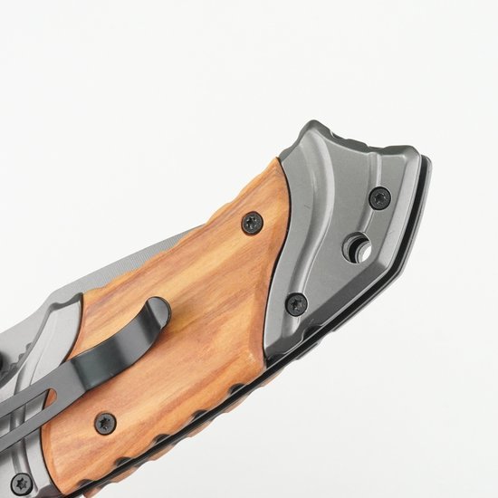 Vouwmes met houten handvat en metalen clip voor eenvoudig dragen en gebruiksgemak
