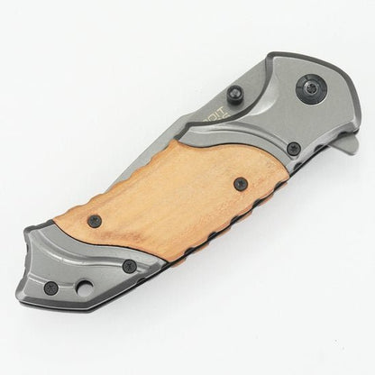 Opgevouwen zakmes met houten handgreep en metalen omhulsel tegen witte achtergrond