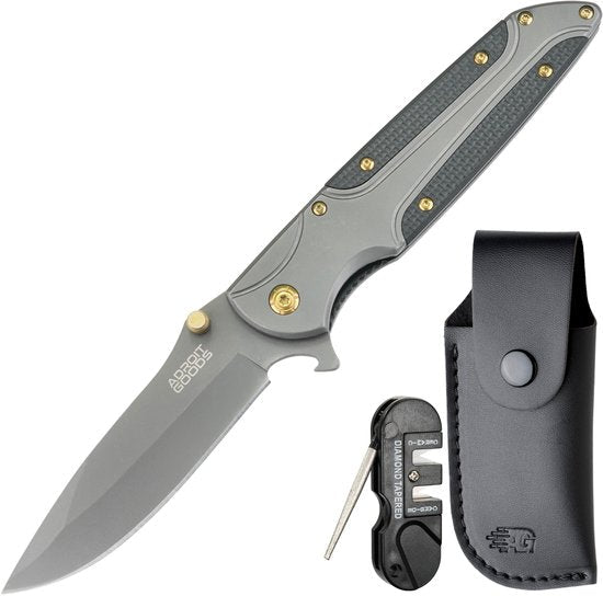 Vouwmes met grijze handgreep, gouden accenten, slijper en zwarte leren schede naast elkaar gelegd