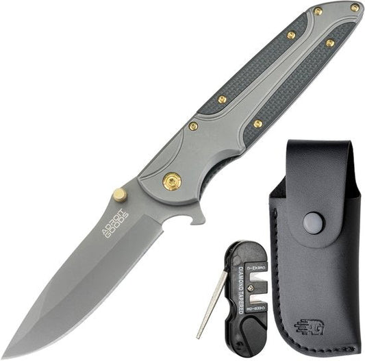 Vouwmes met grijze handgreep, gouden accenten, slijper en zwarte leren schede naast elkaar gelegd