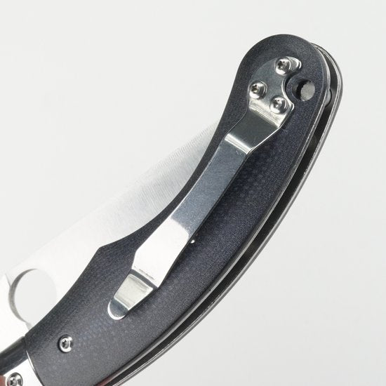 Zwarte inklapbare zakmes met metalen clip en glad handvat tegen witte achtergrond