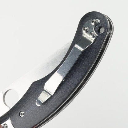 Zwarte inklapbare zakmes met metalen clip en glad handvat tegen witte achtergrond