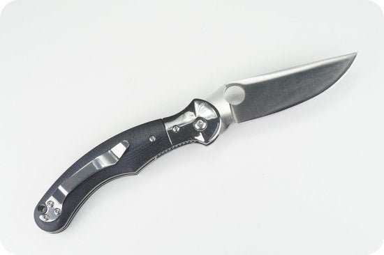 opgevouwen zakmes met zwart handvat en roestvrijstalen lemmet op witte achtergrond