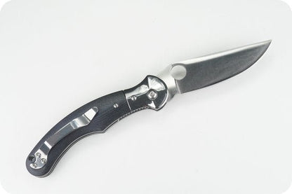 opgevouwen zakmes met zwart handvat en roestvrijstalen lemmet op witte achtergrond