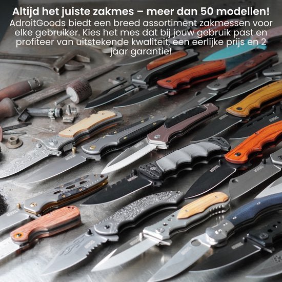 Diverse compacte zakmessen met verschillende handgrepen en lemmetstijlen uitgestald op een tafel.