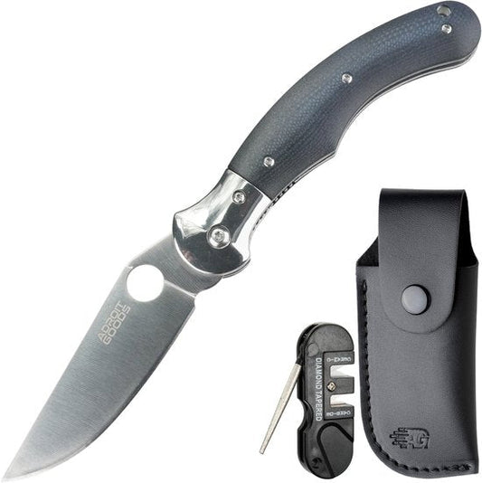 Opvouwbaar mes met zwart handvat, inclusief slijper en leren hoesje voor bescherming.