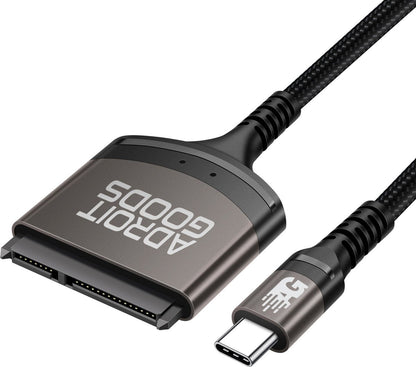 zwarte USB-C naar SATA kabel met gevlochten buitenkant en metalen connectoren
