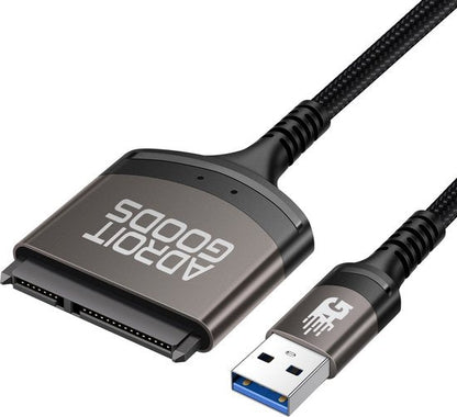 Zwarte kabel met USB 3.0 aansluiting en brede connector met AdroitGoods-logo in grijs.