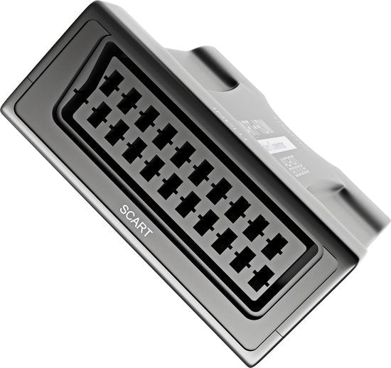 zwarte scart adapter met meerdere aansluitingen en duidelijke markering van aansluitingen