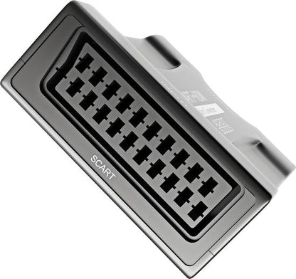 zwarte scart adapter met meerdere aansluitingen en duidelijke markering van aansluitingen