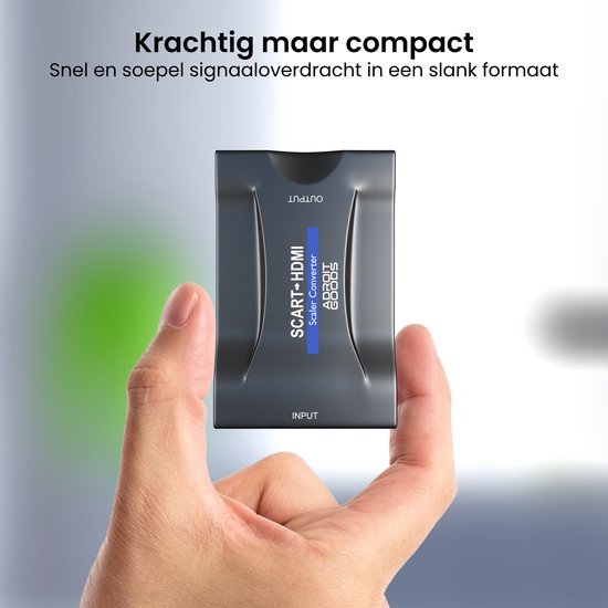 Hand die compacte SCART naar HDMI signaalomzetter toont voor snelle en soepele overdracht