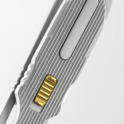 Close-up van een zilveren metalen apparaat met een goudkleurige schuifknop en geribbelde textuur