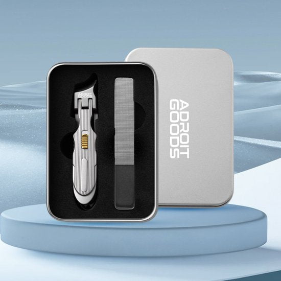 Zilverkleurige nagelknipper en vijl in een strak doosje met Adroit Goods logo.