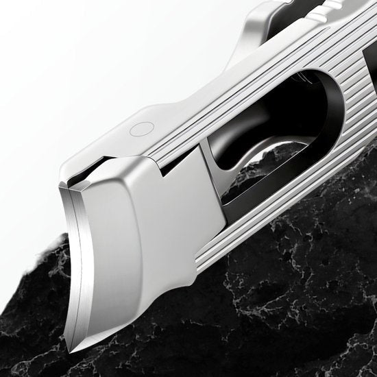 close-up van een strak, zilverkleurig metalen apparaat met futuristisch design op zwart oppervlak