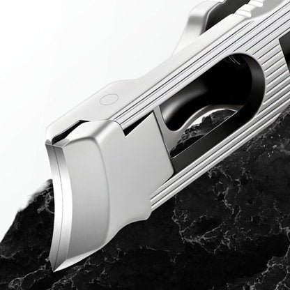 close-up van een strak, zilverkleurig metalen apparaat met futuristisch design op zwart oppervlak