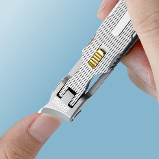 Hand die met precisie een metalen nagelknipper bedient met een verstelbare schuifknop