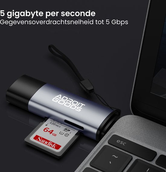 USB-stick met geheugenkaartlezer verbonden met laptop voor gegevensoverdracht tot 5 Gbps