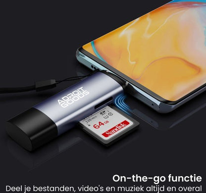 USB-stick met kaartlezer verbonden met smartphone voor bestandsoverdracht onderweg
