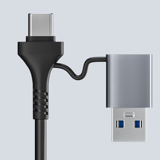 Zwarte kabel met USB-C-connector en zilveren USB-A-adapter in professionele stijl