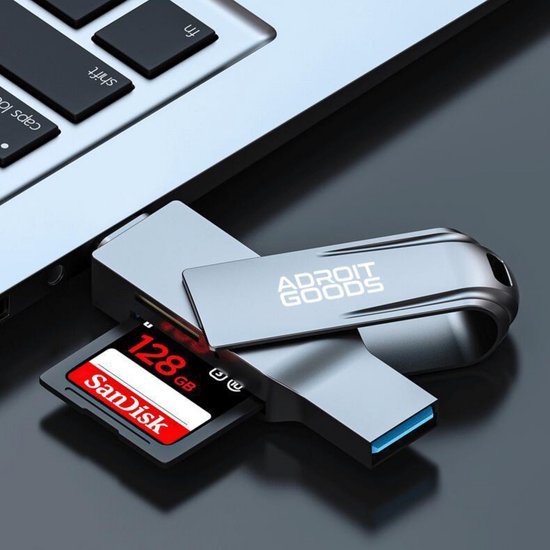 USB-stick met draaibare metalen behuizing en SD-kaart van 128 GB naast laptop toetsenbord