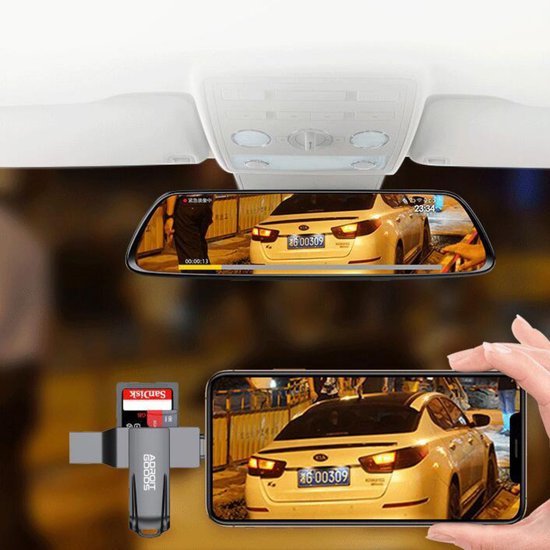 Achteruitkijkspiegel toont live videobeeld van auto en nummerbord in straatomgeving 's nachts.