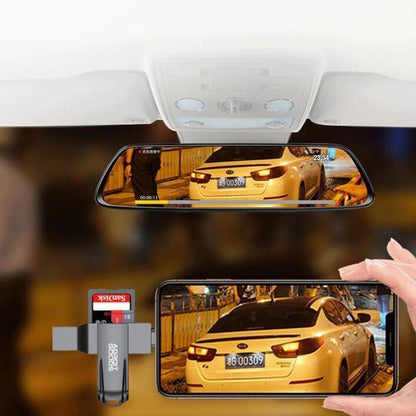 Achteruitkijkspiegel toont live videobeeld van auto en nummerbord in straatomgeving 's nachts.