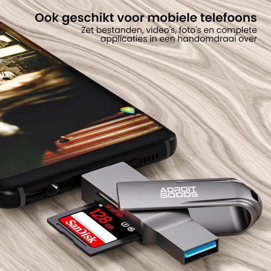 Mobiele telefoon met AdroitGoods USB-stick en 128 GB SanDisk geheugenkaart op houten ondergrond