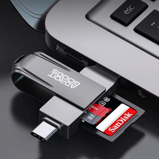 USB-C kaartlezer met meerdere slots en sd-geheugenkaart ingeplugd in laptop