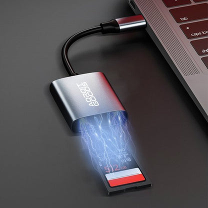 Laptop met AdroitGoods kaartlezer en gloeiende geheugenkaart USB-verbinding